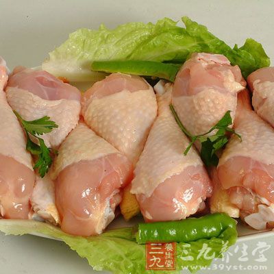 與去皮去骨雞肉相比，一塊12盎司連皮帶骨的雞胸，只含2.5克飽和脂肪