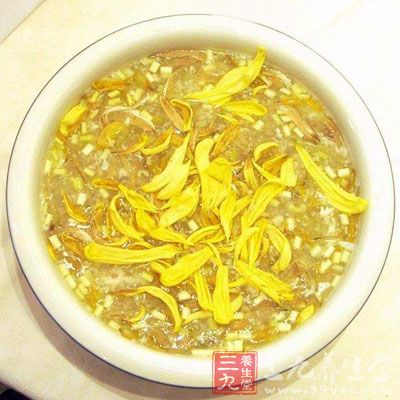 先將菊花煎湯，濾出清湯與粳米同煮成粥