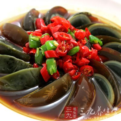 松花蛋含少量的重金屬，比如鉛