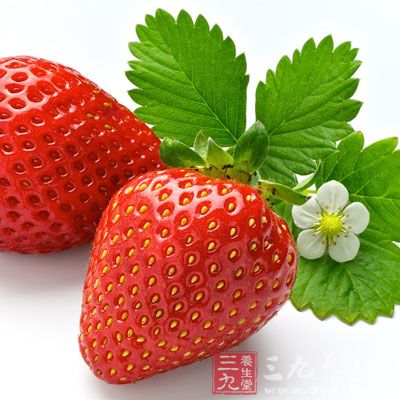 草莓含多種果酸，能增白、增彈性