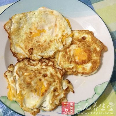 有很多人喜歡吃煎雞蛋，特別是邊緣煎得金黃的那種