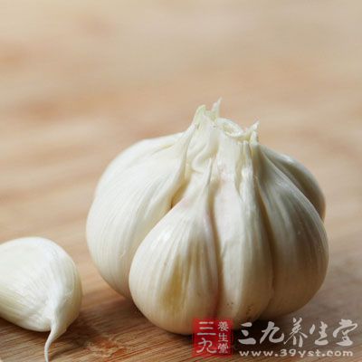 晚上吃大蒜，除了會讓你整晚口臭外，還會造成胃灼熱