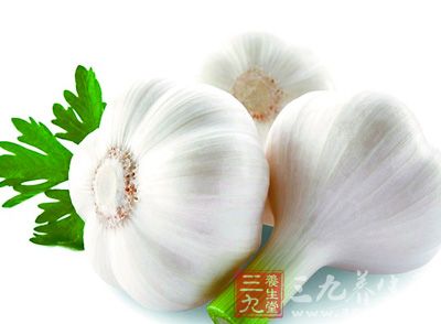 如果在喝蜂蜜的時候食用大蒜，會造成食物相克