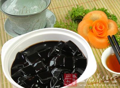 龜苓膏還具有低熱量、低脂肪、低膽固醇等的特點 龜苓膏還具有低熱量、低脂肪、低膽固醇等的特點