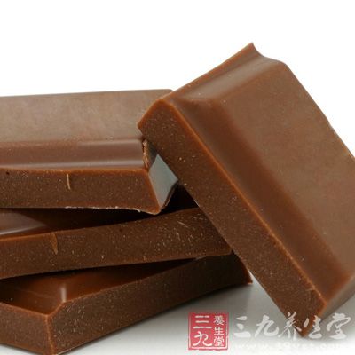 巧克力會引起下食道括約肌的放松，使得胃酸回流