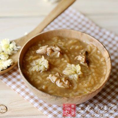取胡桃5個取仁略搗，同粳米100克煮成粥