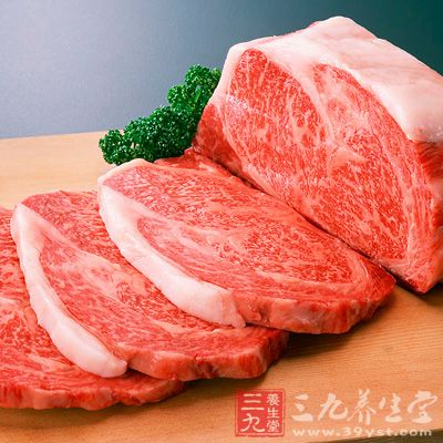 新鮮的肉表面有光澤，顏色均勻