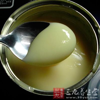 在煉乳中加入水，使蛋白質和脂肪的濃度接近新鮮牛奶