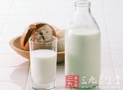 牛奶中乳糖含量很高，乳糖不能直接被人體吸收