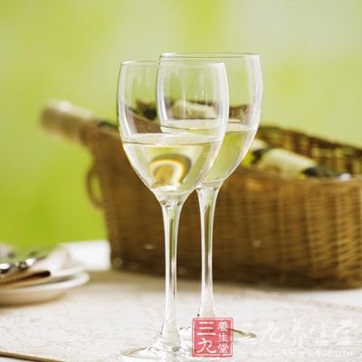 飲酒過量，它雖然可以讓人很快入睡，但卻讓睡眠狀況一直停留在淺睡期