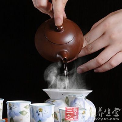 用沸騰的開水沖泡茶葉，會破壞茶葉中的很多營養物質