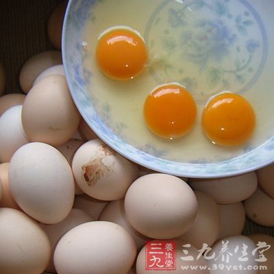 生雞蛋裡含有抗生物素蛋白，影響食物中生物素的吸收