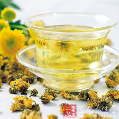 最好用透明的玻璃杯，放上四五朵菊花，用沸水沖泡即可