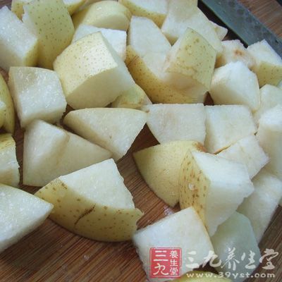 雪梨切成薄片，然後蘸蜂蜜食用