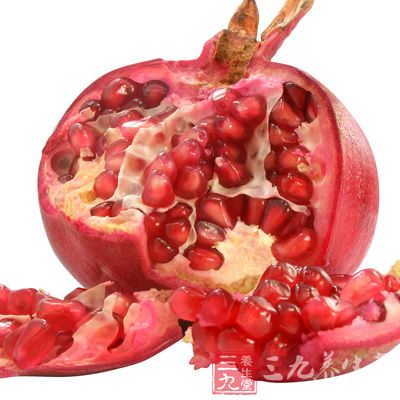 石榴含大量的果糖和多種維生素、礦物質，味甘性溫，為濕熱類水果