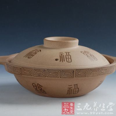 煲湯器具以選擇質地細膩的砂鍋為宜