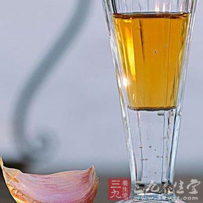 酒泡蒜的食用方法和醬油腌蒜、醬湯腌蒜、醋蒜完全不同