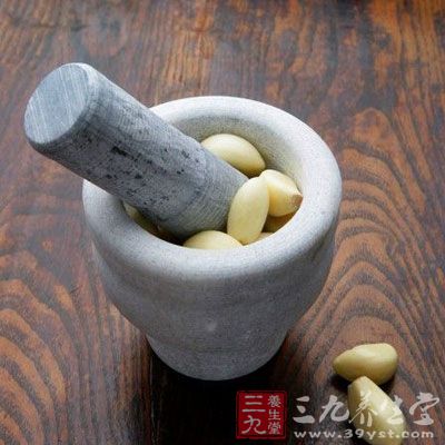 把大蒜曬干後碾成粉末，是大蒜的加工方法之一