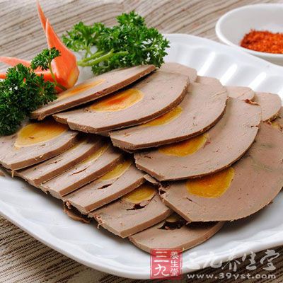這主要是因為羊肝氣味苦寒，補肝、明目