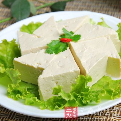 豆腐含有豐富的鈣元素，而蔥中含有大量的草酸