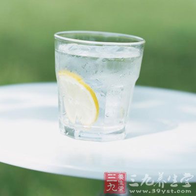 用水代替碳酸飲料