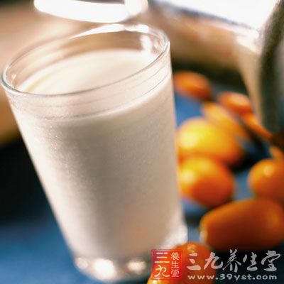牛奶中含有較多的脂肪
