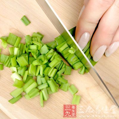 蔥所含的烯丙基硫醚可以保護腸胃