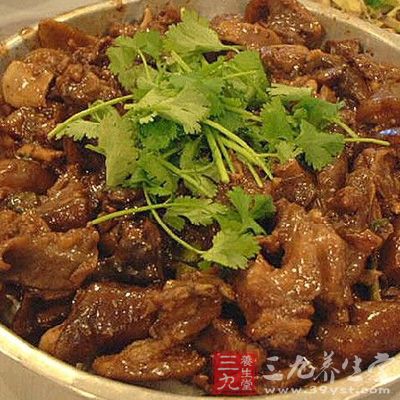 22狗肉酸鹹而性溫，功能益氣壯陽，補胃強身;商陸苦寒