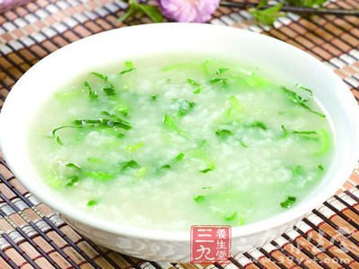 黃瓜粥一日二次溫服，可以潤澤皮膚、祛斑、減肥