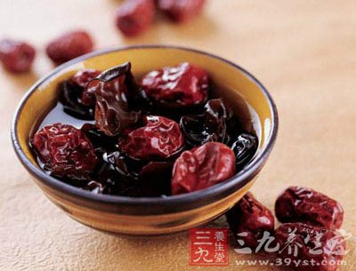 黑木耳可潤膚，防止皮膚老化;大棗和中益氣，健脾潤膚，有助黑木耳祛除黑斑