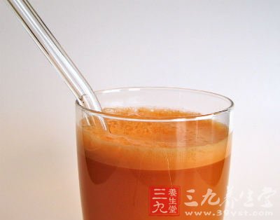 每日喝1杯胡蘿卜汁也有祛斑作用。因為胡蘿卜含有豐富的維生素A原