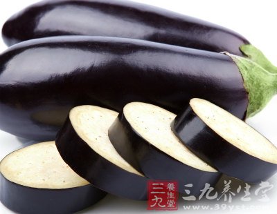 茄子切成片用茄子肉輕輕輕擦抹有斑的部位每天1次。堅持一段時間後，你會發現臉上的斑點真的變淡了