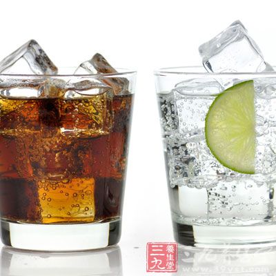 冷飲過量會讓胃內溫度過低