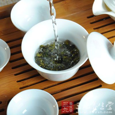茶葉中含有的咖啡鹼有興奮中樞神經的作用