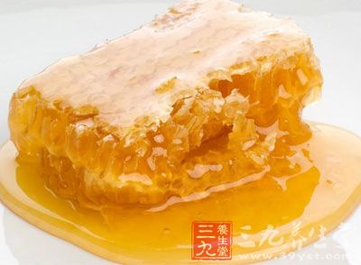 蜂蜜含有多種酶類，李子與蜂蜜同時食用，會產生不良的生化反應