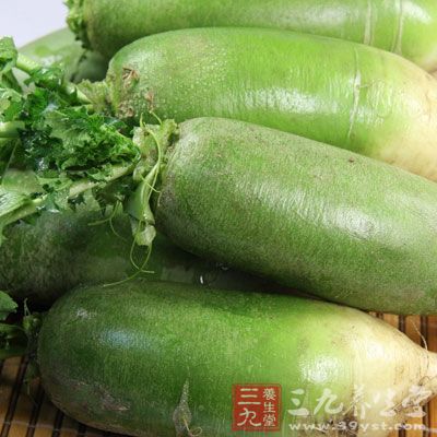 因為吃蘿卜後人體會迅速產生一種叫做硫酸鹽的物質，並且代謝產生一種抗甲狀腺的物質——硫氰酸。