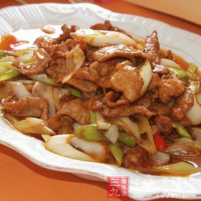 羊肉爆炒有益氣補虛、溫中暖下的作用，還能發汗解毒