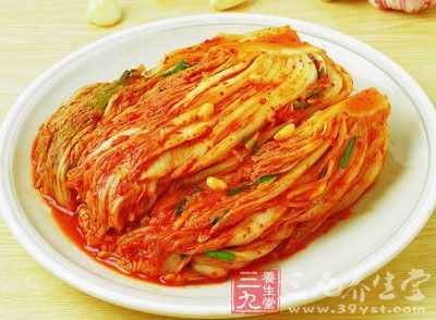 在腌制蔬菜、肉、魚、雞等食品時，會產生亞硝酸鹽