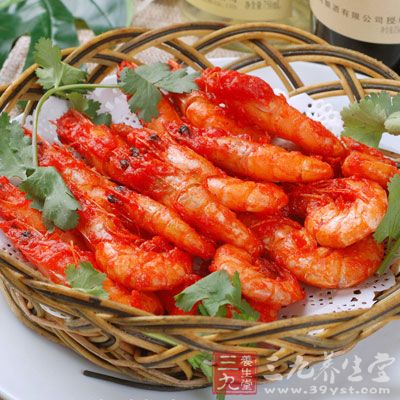 先將河蝦剪去須、足，洗淨後瀝干