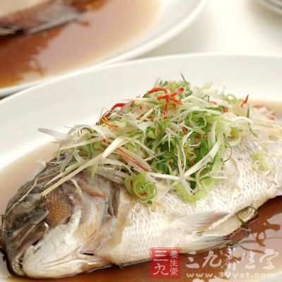 服用異煙肼時如果食用某些魚類容易發生過敏反應
