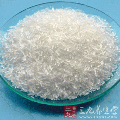 哺乳期的母親如果食用過量味精，大量的谷氨酸會通過乳汁進入嬰兒體內，從而導致嬰兒缺鋅。