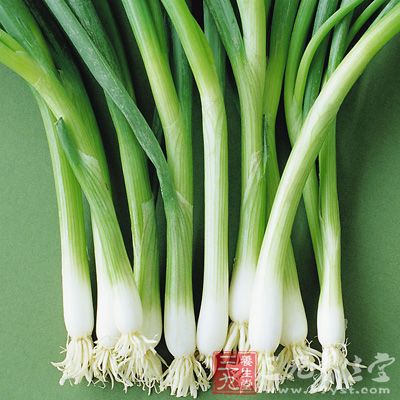 蔥含大量揮發油，具有較強的殺菌、抑菌功效