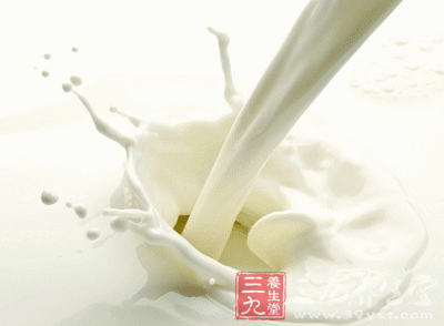 把牛奶當做水來喝