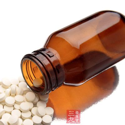 牛奶中的鈣、鎂等礦物質離子會與藥物發生化學反應，使藥物表面形成覆蓋膜