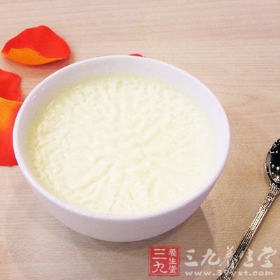 表面結有完整奶皮的是好奶，表面奶皮呈豆腐花狀的是壞奶