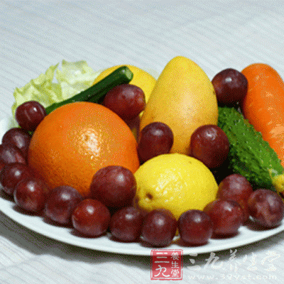 同時食用大量的葡萄、橘子、蘋果等水果