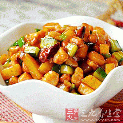 豬肉有冷卻身體的作用，而小黃瓜也有相同的作用