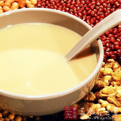 大豆中的維他命B2有助於維持皮膚和頭發的健康，維他命E促進新陳代謝，可以讓你保持水當當