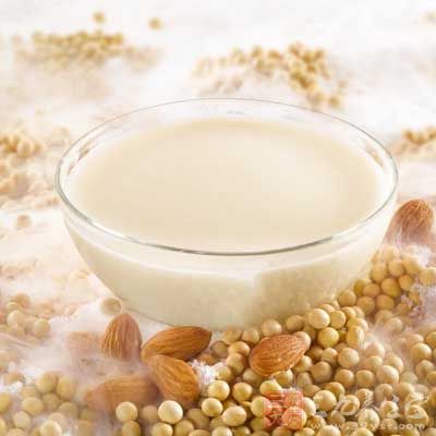 豆漿中有能除掉保溫瓶內水垢的物質