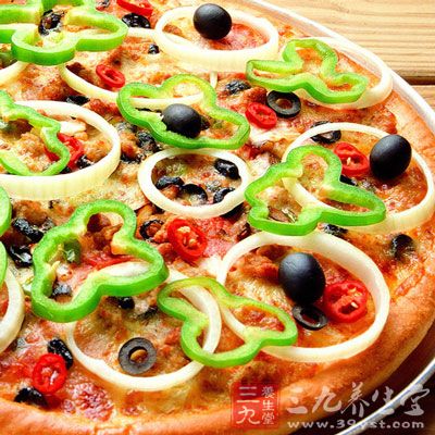 使用了防腐劑、便宜的人造脂肪、沒有營養的罐頭水果 使用了防腐劑、便宜的人造脂肪、沒有營養的罐頭水果